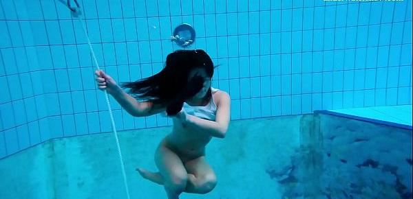  Alla Birtakik shows hot pussy underwater